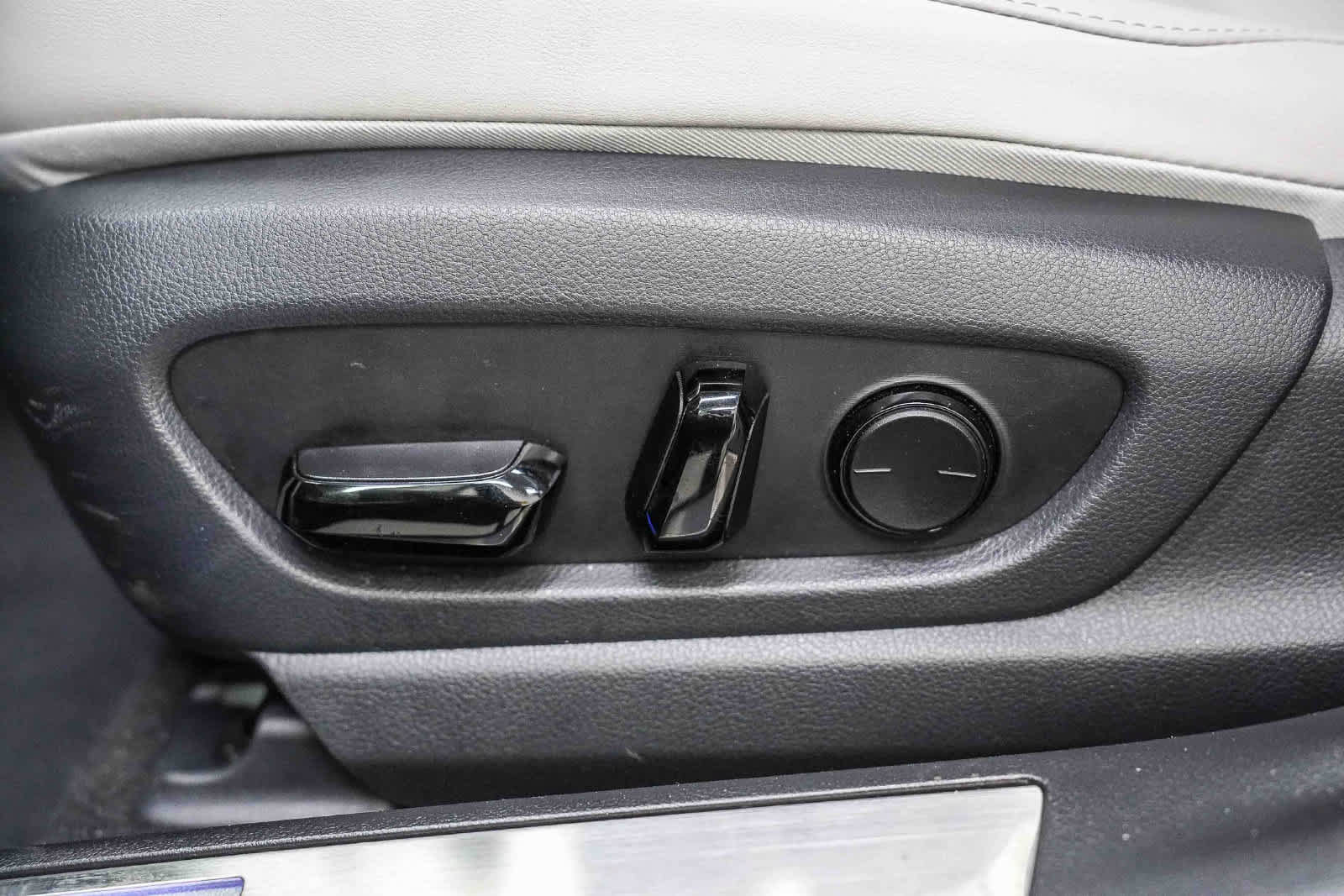 Used 2025 Lexus UX 300h FWD w/ Accessory Package (Z2) image 20