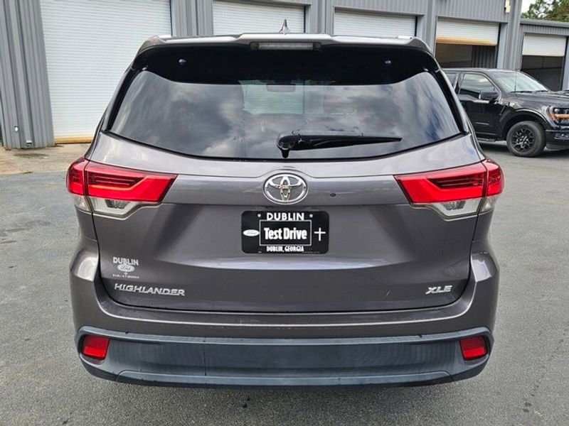 Used 2019 Toyota Highlander XLE image 12