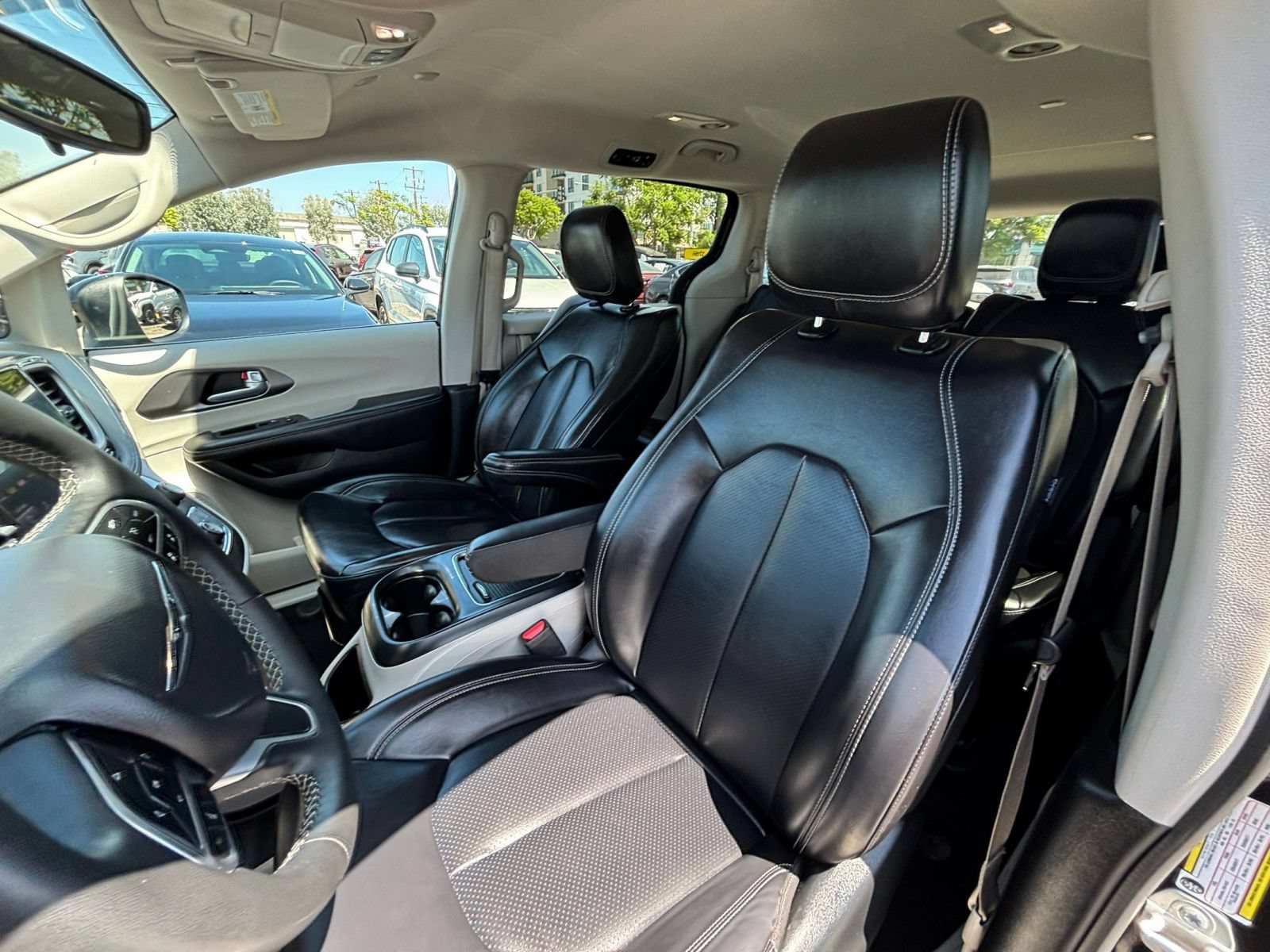 Used 2023 Chrysler Pacifica Touring-L FWD image 38
