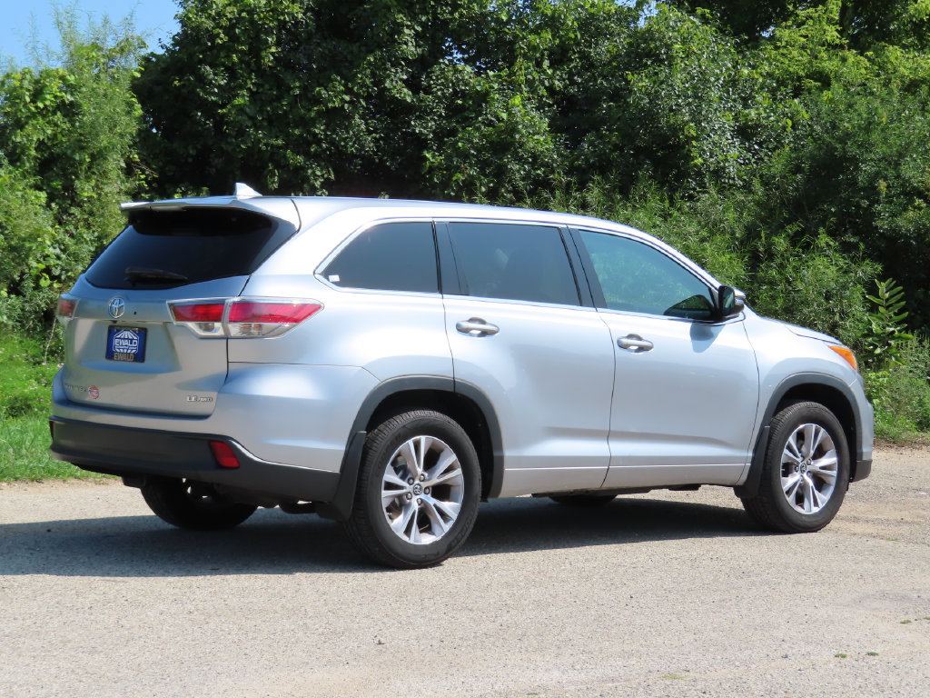 Used 2016 Toyota Highlander Plus AWD/4WD image 3