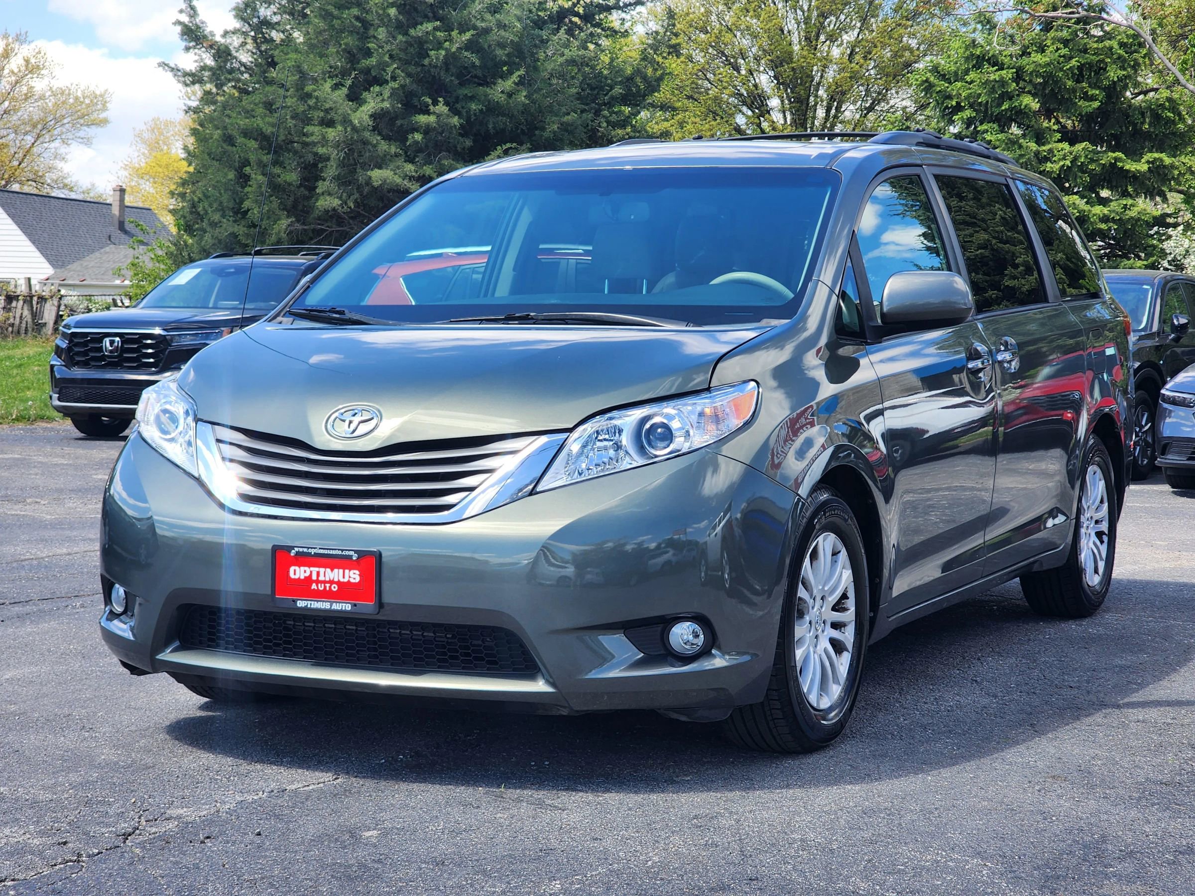 Used 2014 Toyota Sienna XLE w/ Entertainment Package FWD image 3