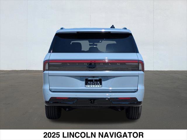 Used 2025 Lincoln Navigator Reserve w/ Jet Appearance Package image 4