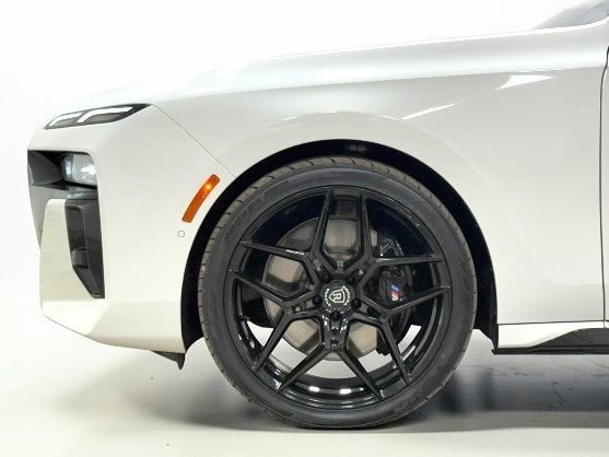 Used 2024 BMW 760i xDrive w/ Premium Package image 5