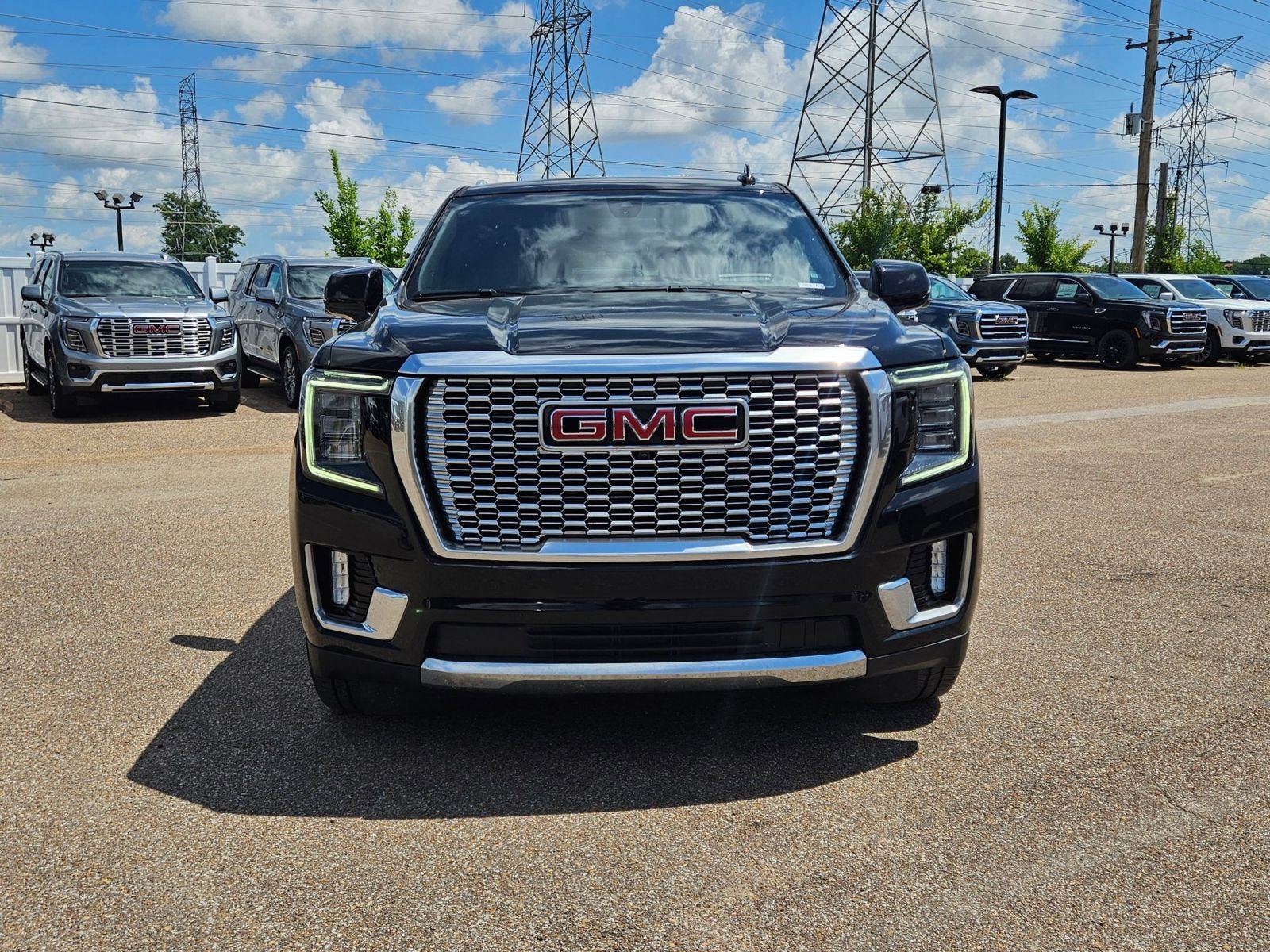 Used 2022 GMC Yukon Denali w/ Advanced Technology Package AWD/4WD image 9
