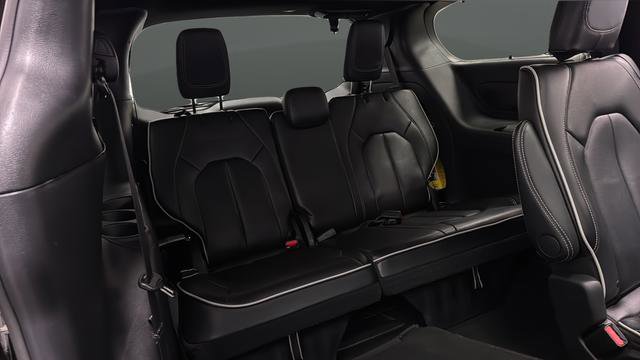 Used 2025 Chrysler Pacifica Limited image 27