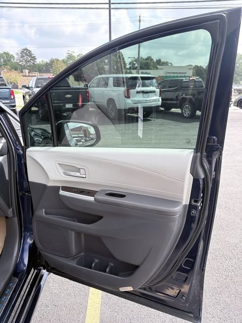 Used 2022 Toyota Sienna XLE w/ XLE Plus Package AWD/4WD image 16