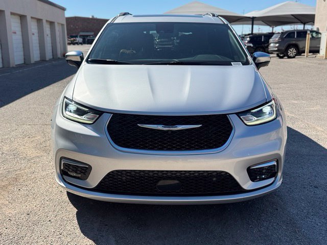 Used 2026 Chrysler Pacifica Pinnacle FWD image 2