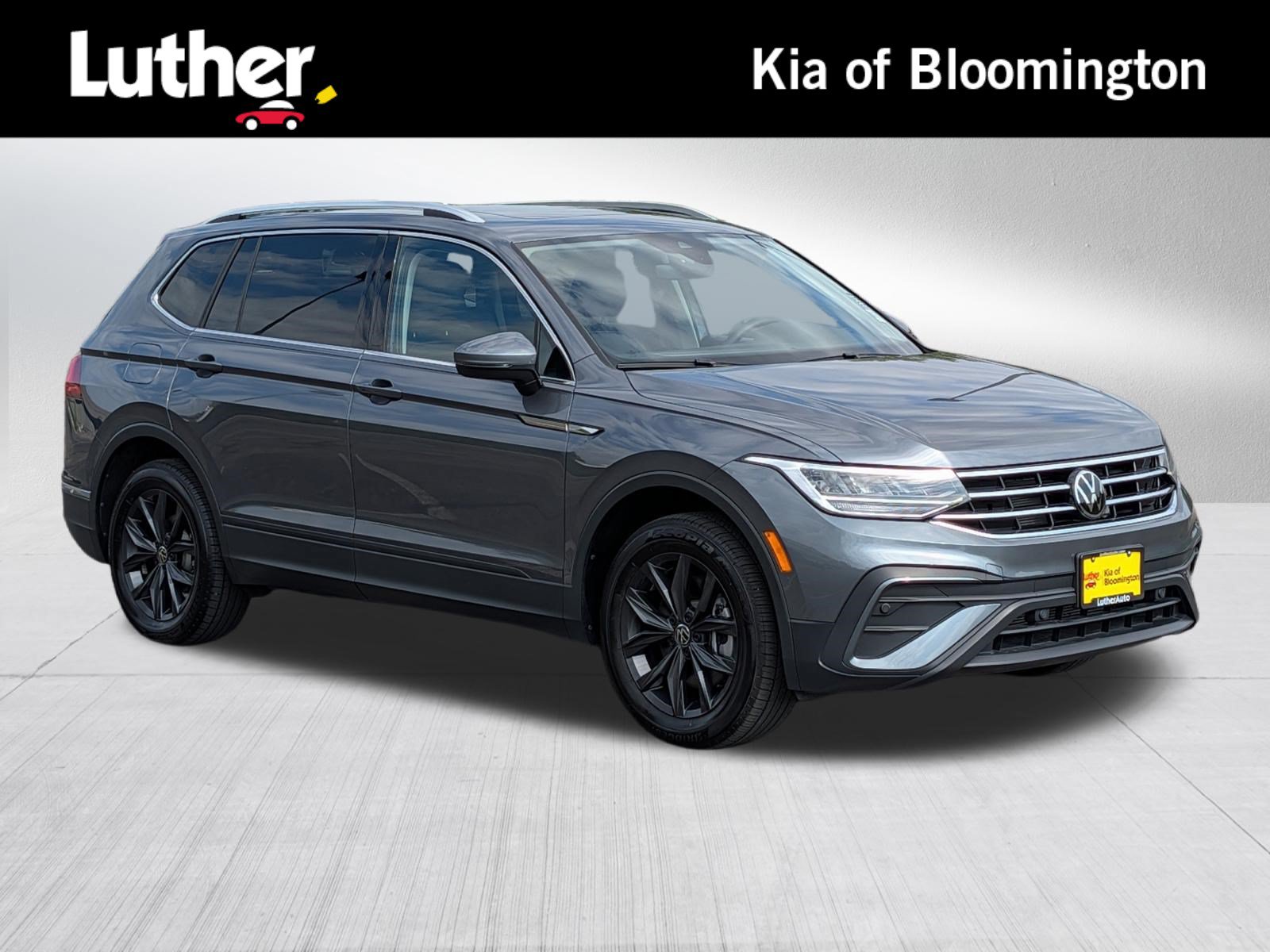 Used 2024 Volkswagen Tiguan SE w/ Panoramic Sunroof Package