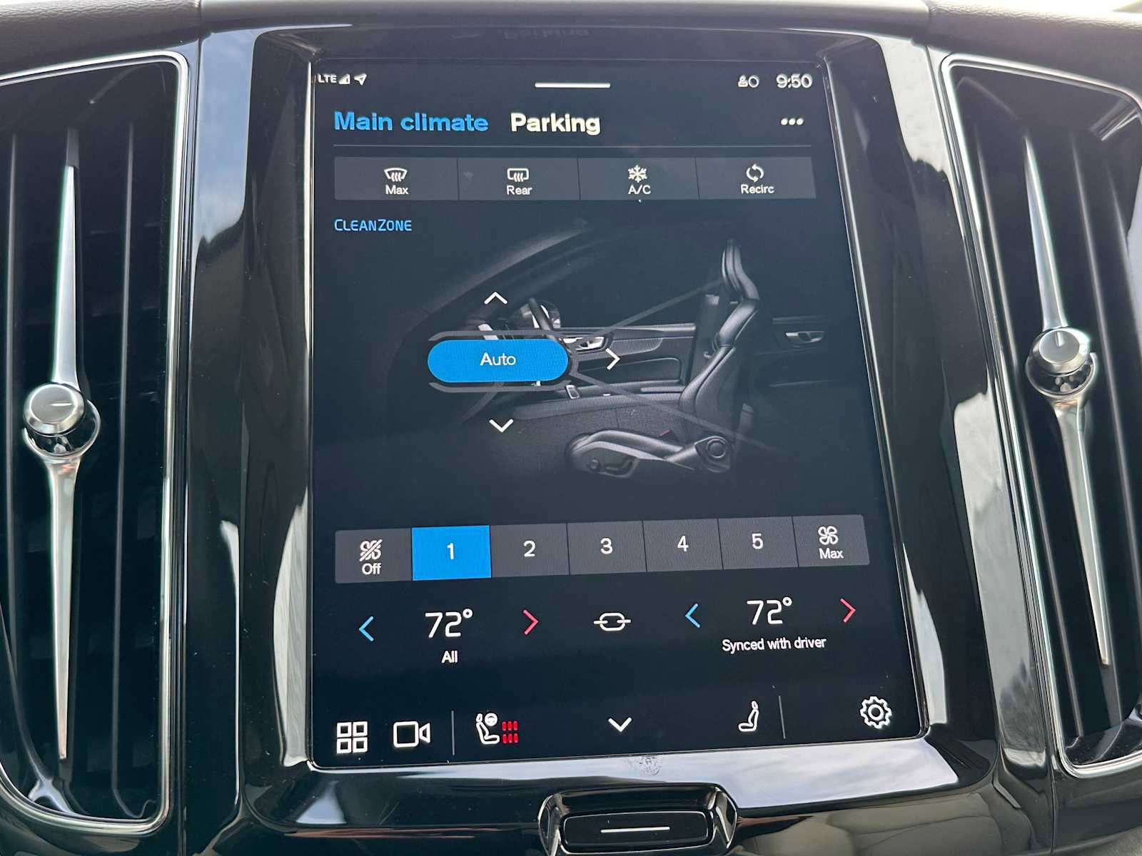 Used 2025 Volvo XC60 B5 Plus w/ Protection Package Premier image 28