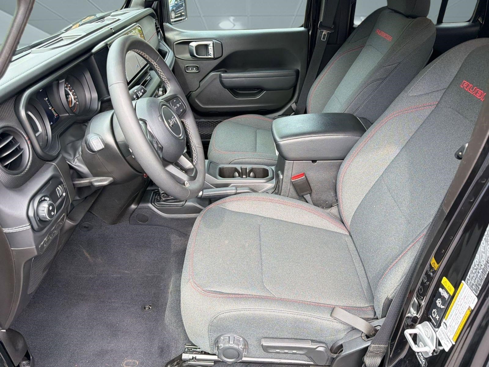 Used 2025 Jeep Gladiator Rubicon w/ Technology Group AWD/4WD image 5