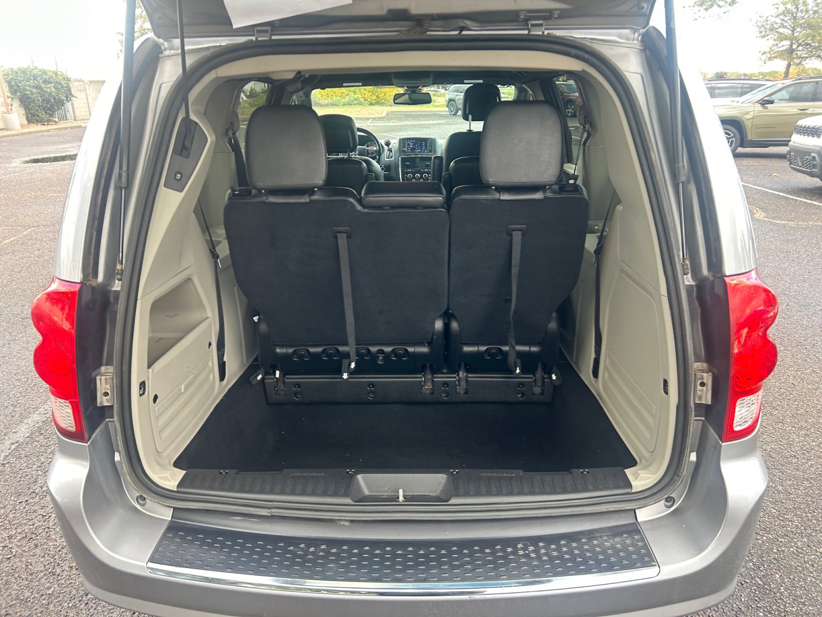 Used 2019 Dodge Grand Caravan SXT FWD image 31