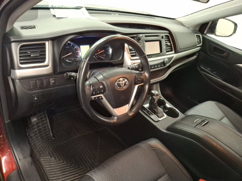 Used 2014 Toyota Highlander Plus AWD/4WD image 17
