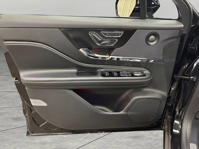 Used 2025 Lincoln Corsair Reserve w/ Equipment Group 202A image 10