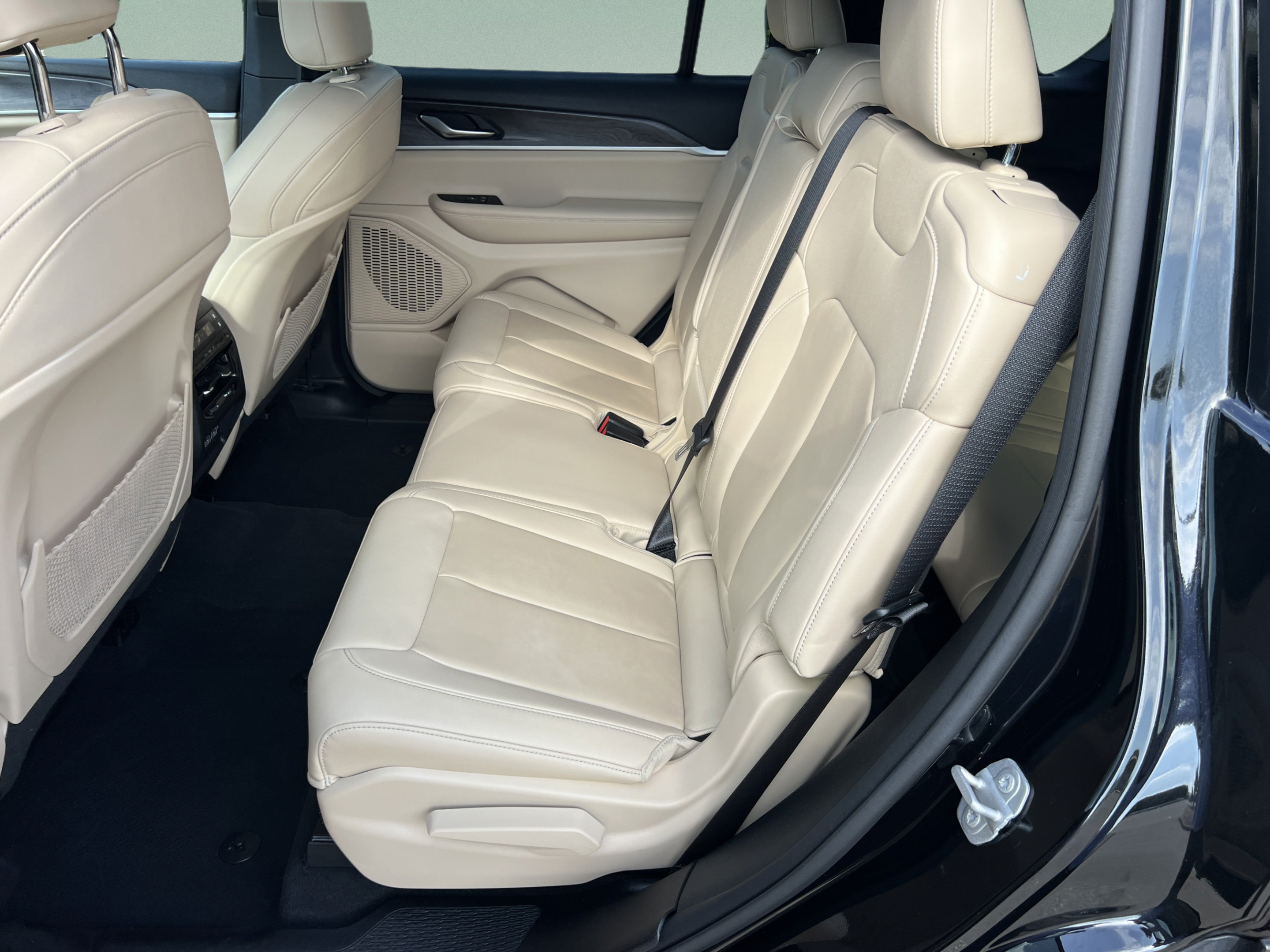 Used 2023 Jeep Grand Cherokee L Limited AWD/4WD image 22