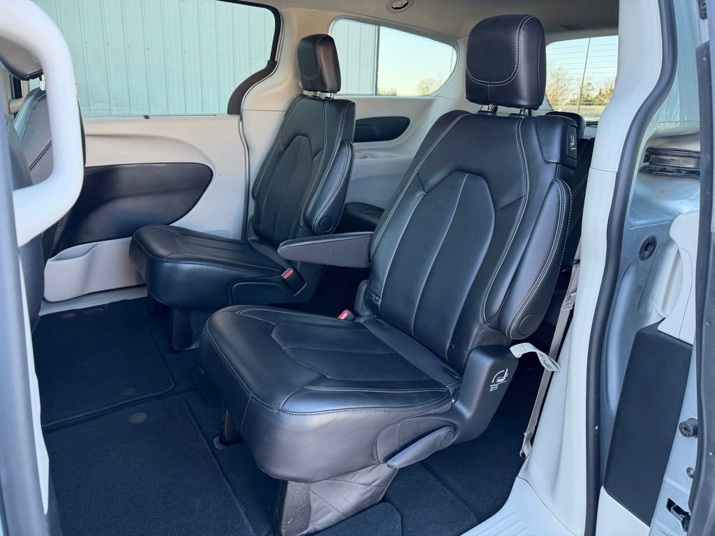 Used 2024 Chrysler Pacifica Touring-L image 16