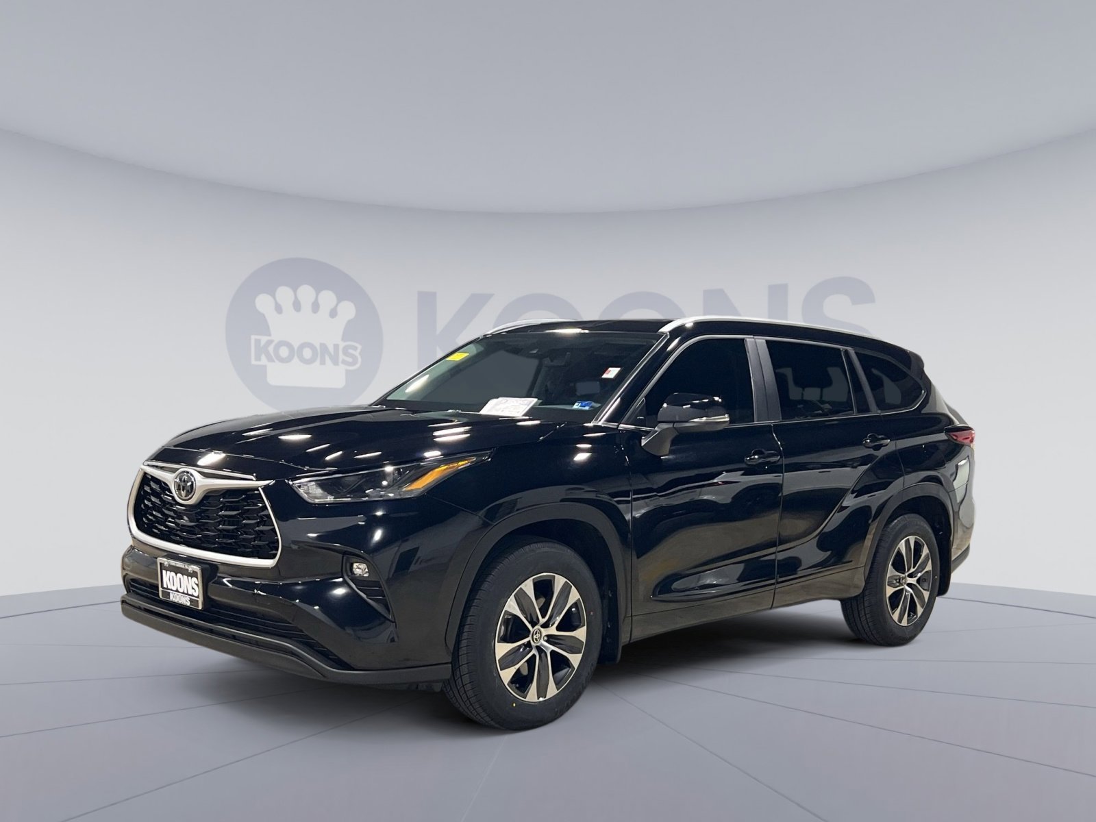 Used 2023 Toyota Highlander XLE FWD image 1