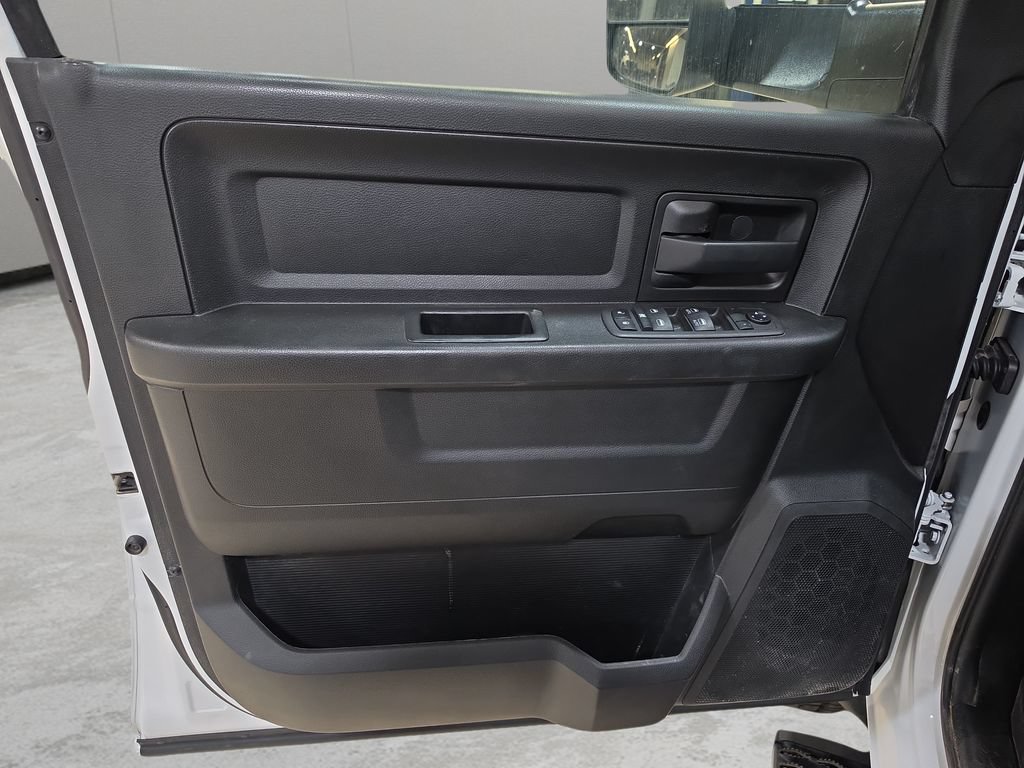 Used 2020 RAM 5500 Tradesman w/ Chrome Appearance Group AWD/4WD image 13