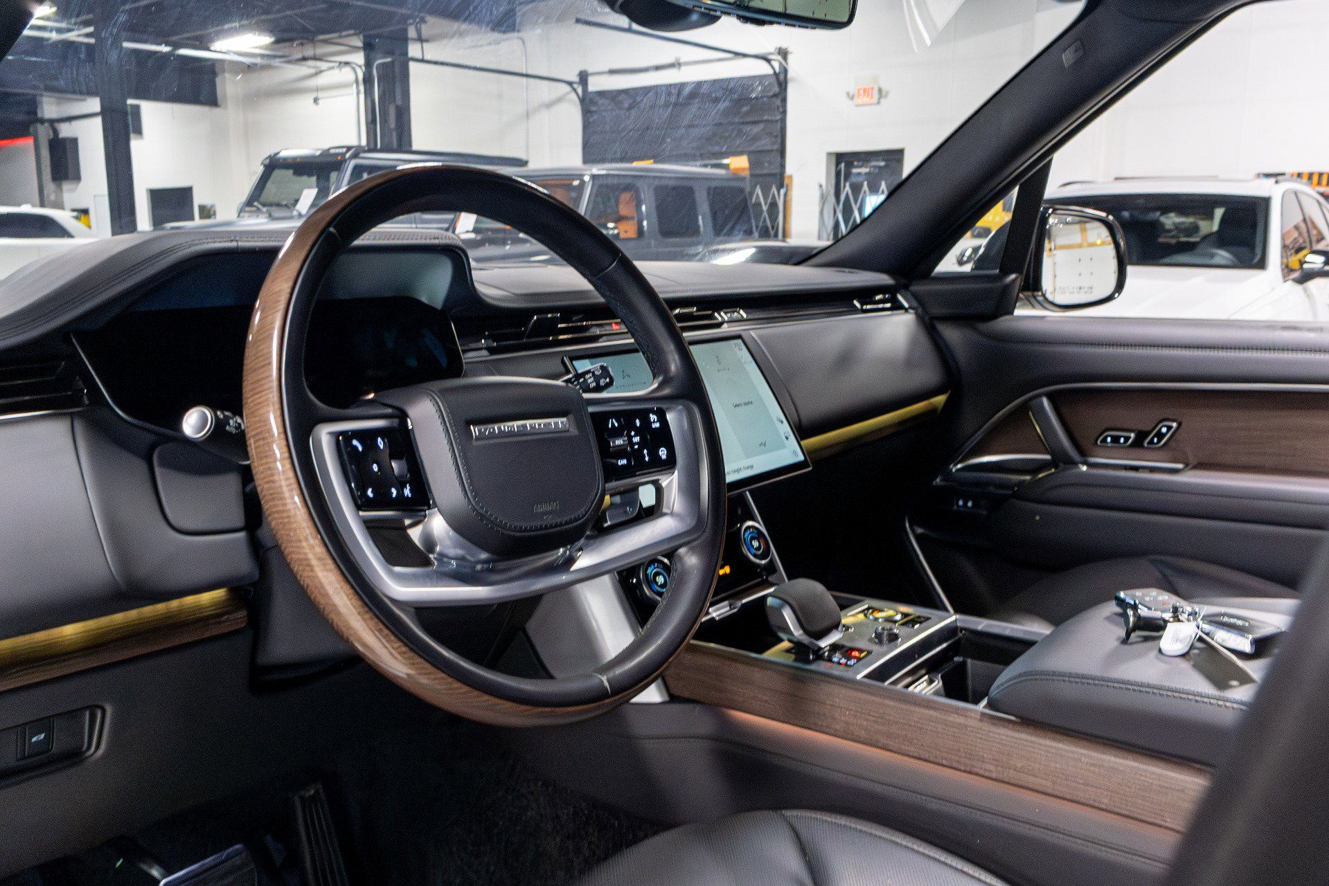 Used 2023 Land Rover Range Rover Long Wheelbase Autobiography image 7