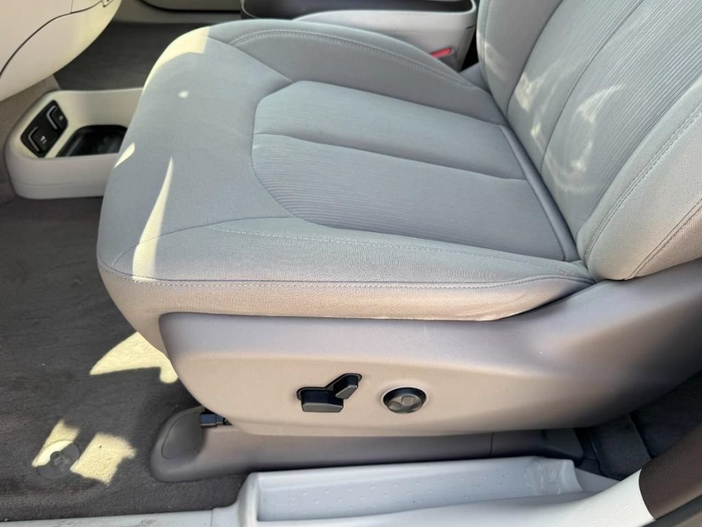 Used 2020 Chrysler Pacifica Touring w/ Cold Weather Group FWD image 15