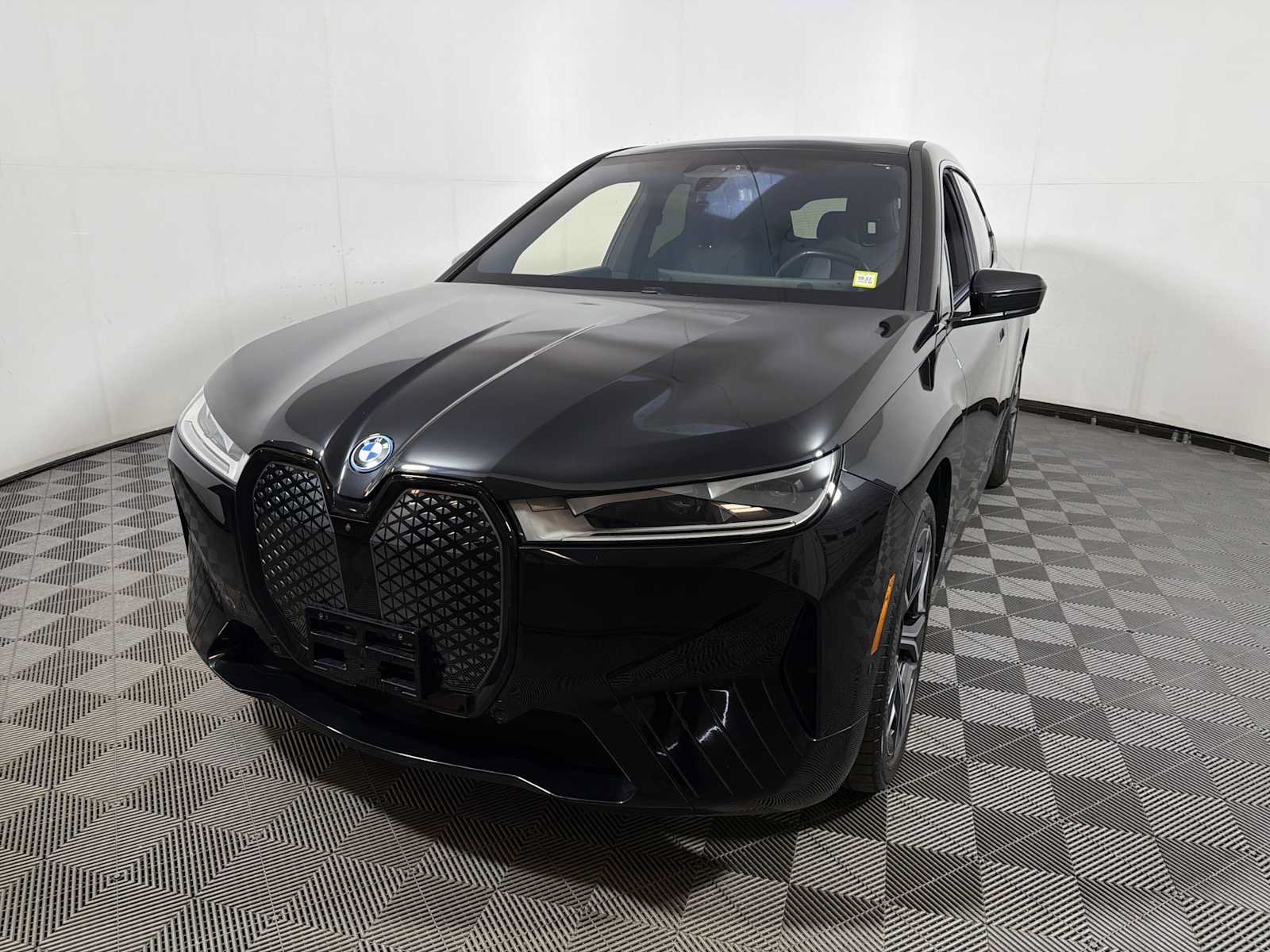 Used 2024 BMW iX xDrive50 w/ Premium Package AWD/4WD image 3
