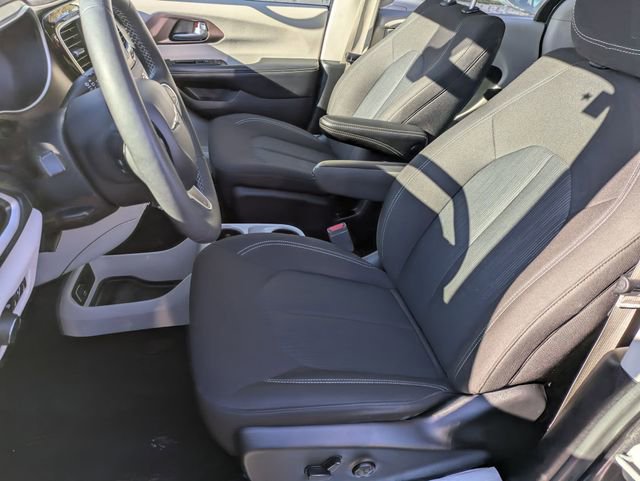 Certified 2023 Chrysler Voyager LX image 11