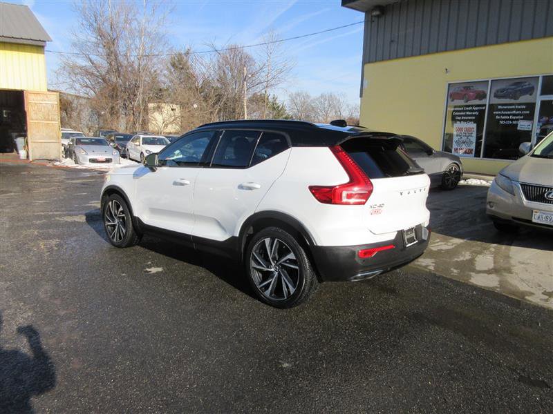 Used 2019 Volvo XC40 T4 R-Design image 3