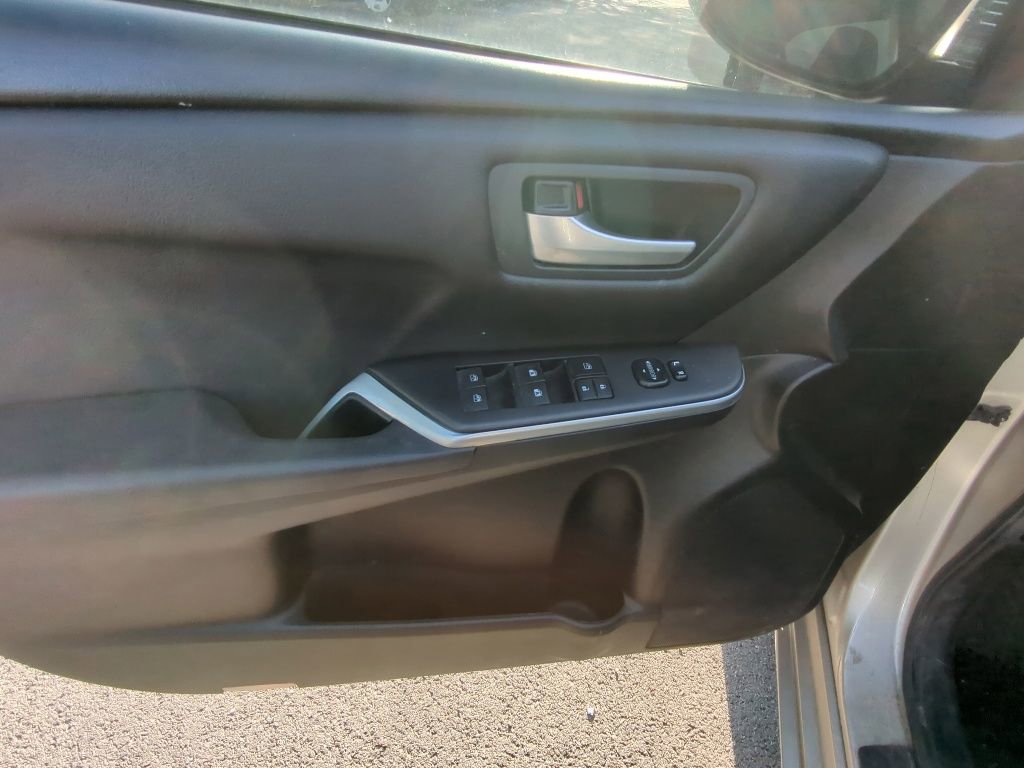 Used 2017 Toyota Camry SE w/ Moonroof Package FWD image 8