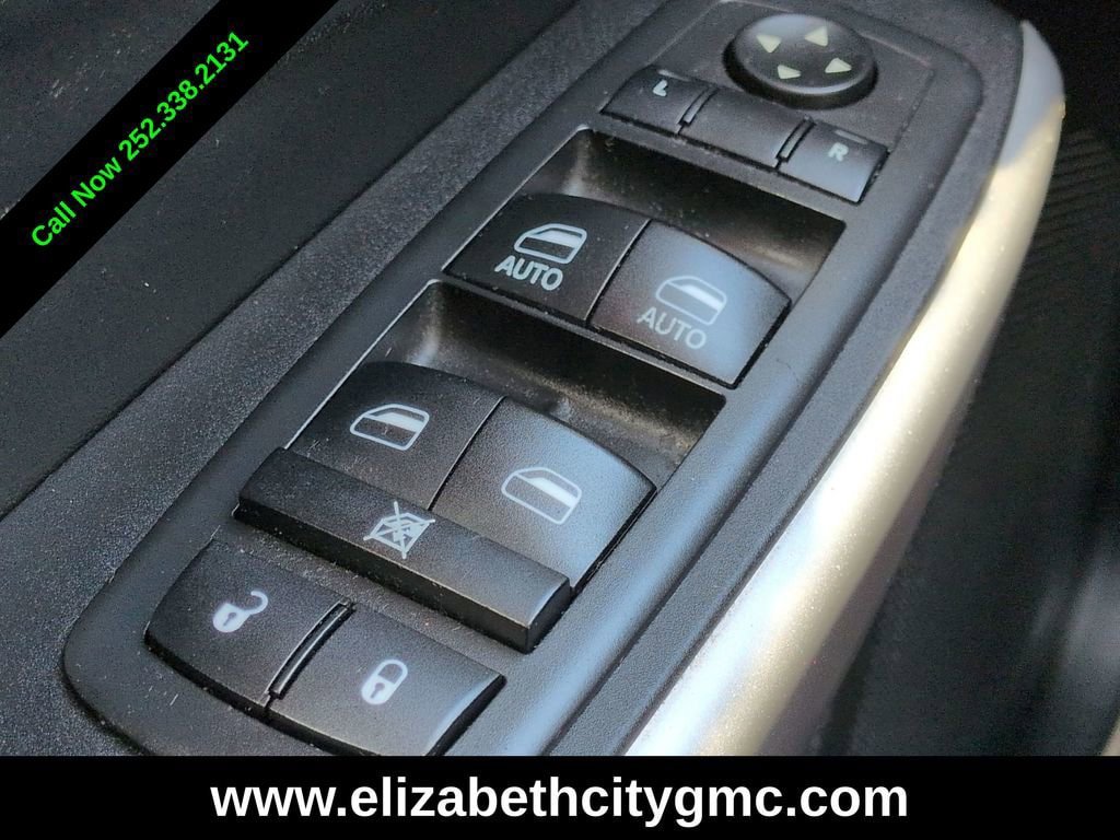 Used 2017 Jeep Cherokee Overland w/ Technology Group AWD/4WD image 28