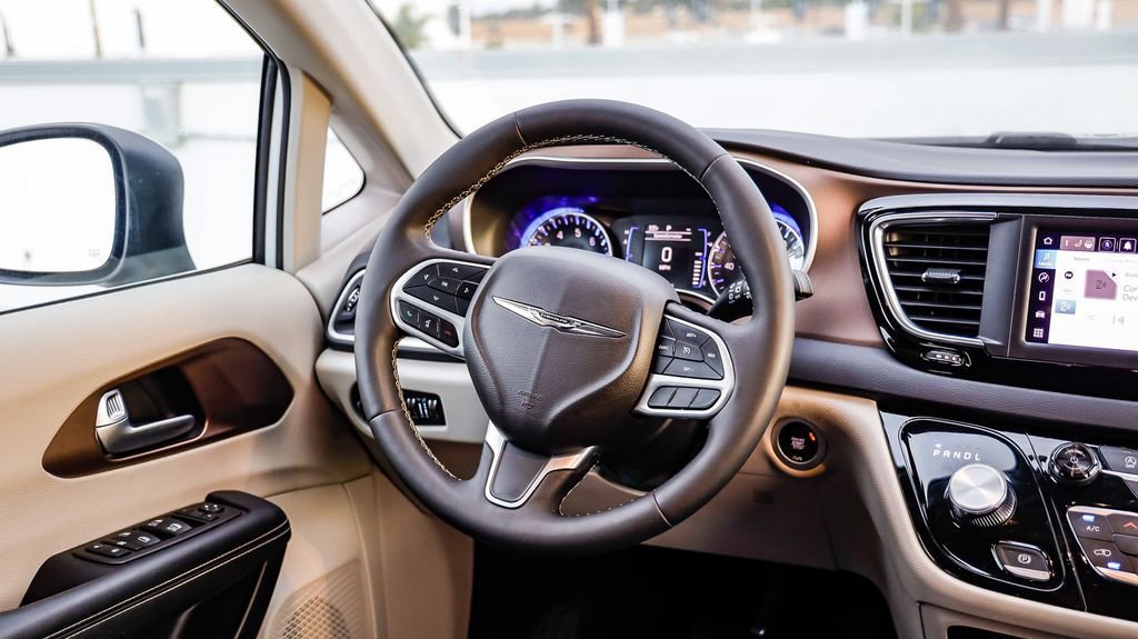 Used 2024 Chrysler Voyager LX image 18