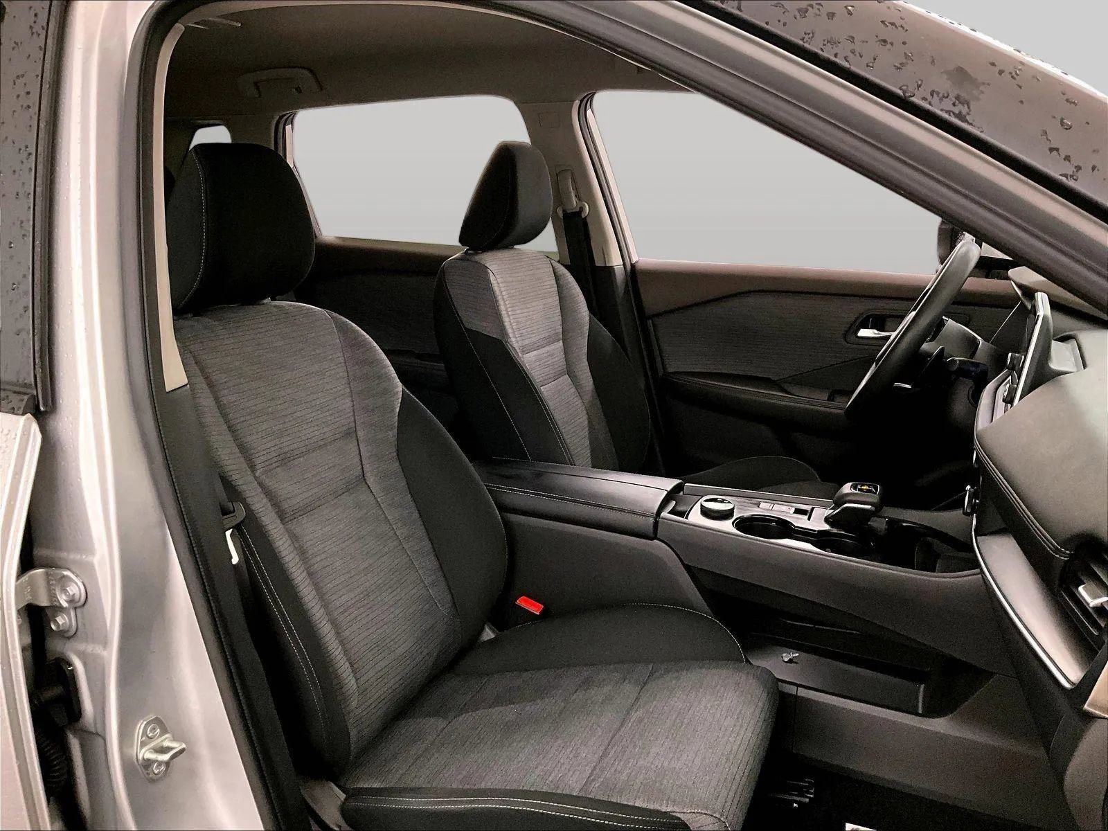 Used 2023 Nissan Rogue SV image 7