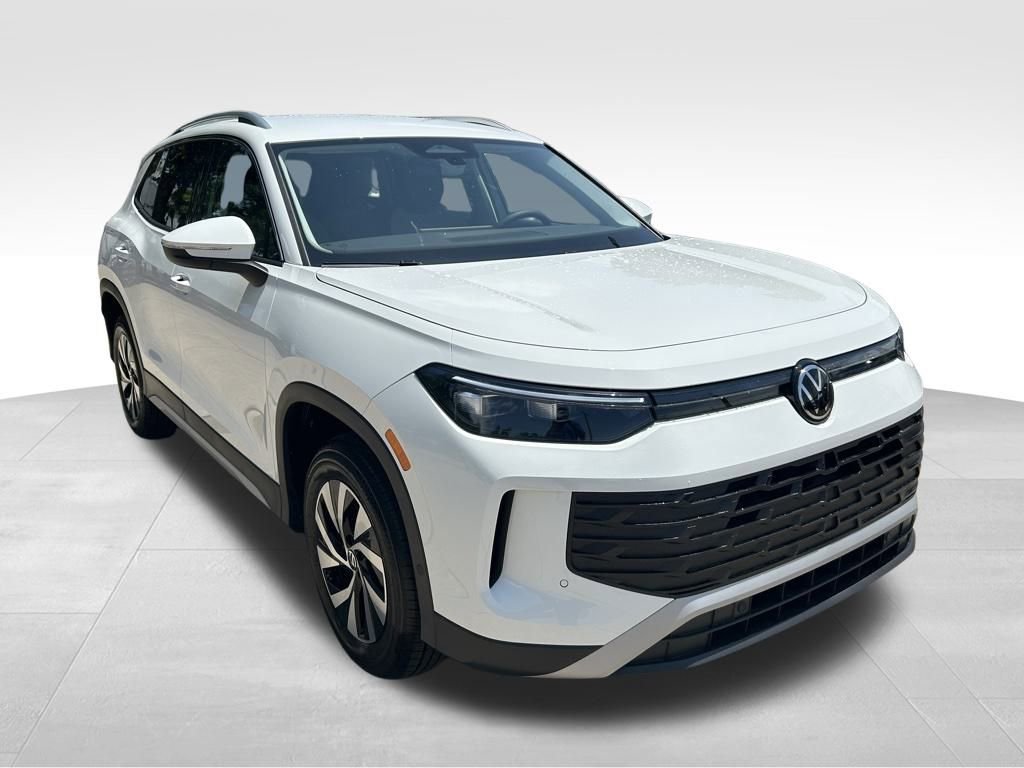 Used 2025 Volkswagen Tiguan S image 2