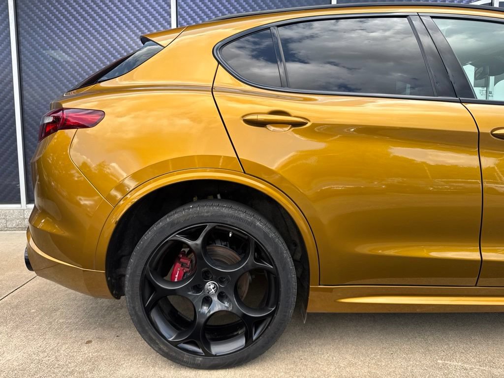 Used 2023 Alfa Romeo Stelvio Veloce AWD/4WD image 5