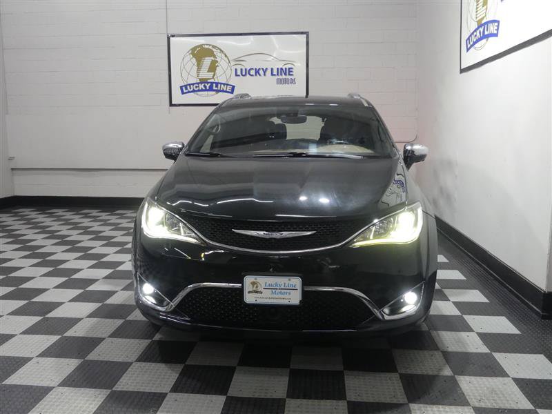 Used 2020 Chrysler Pacifica Limited w/ Tire & Wheel Group FWD image 2