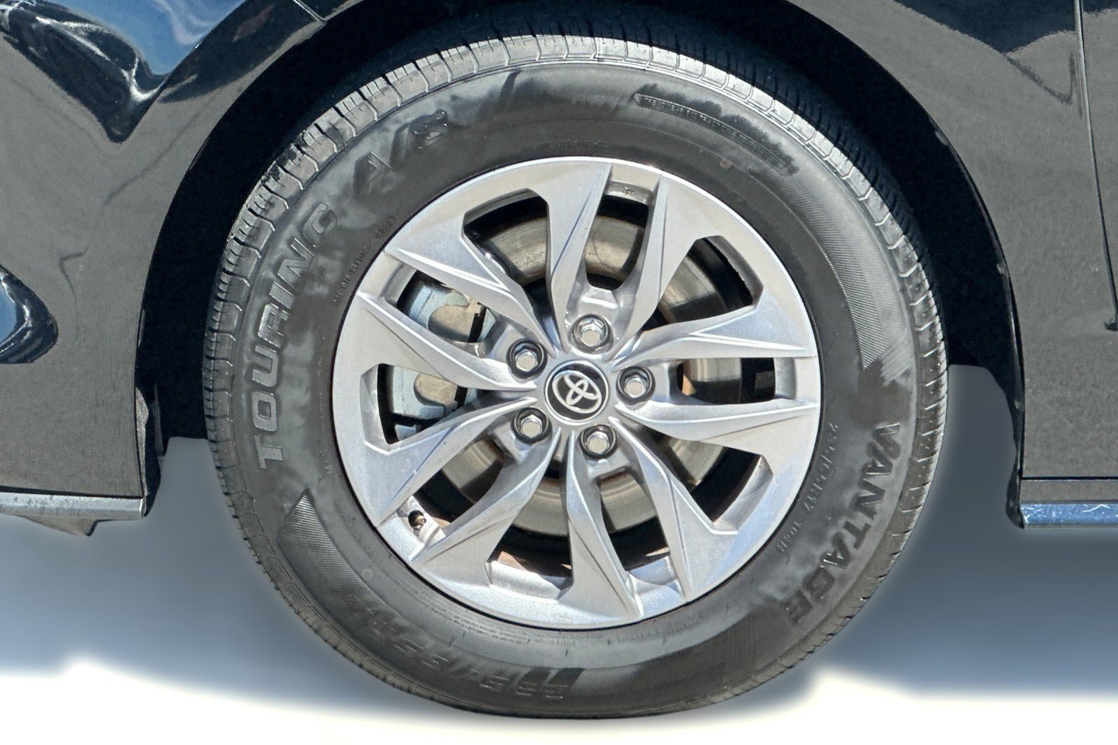 Used 2026 Toyota Sienna XLE FWD image 12