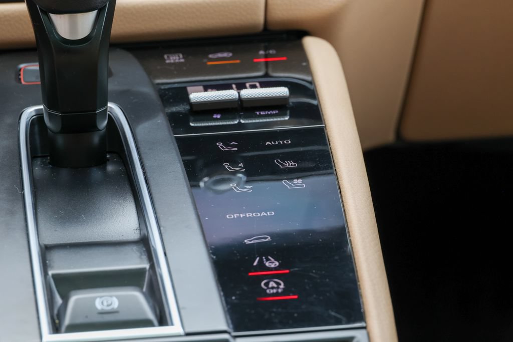 Certified 2023 Porsche Macan Turbo AWD/4WD image 34