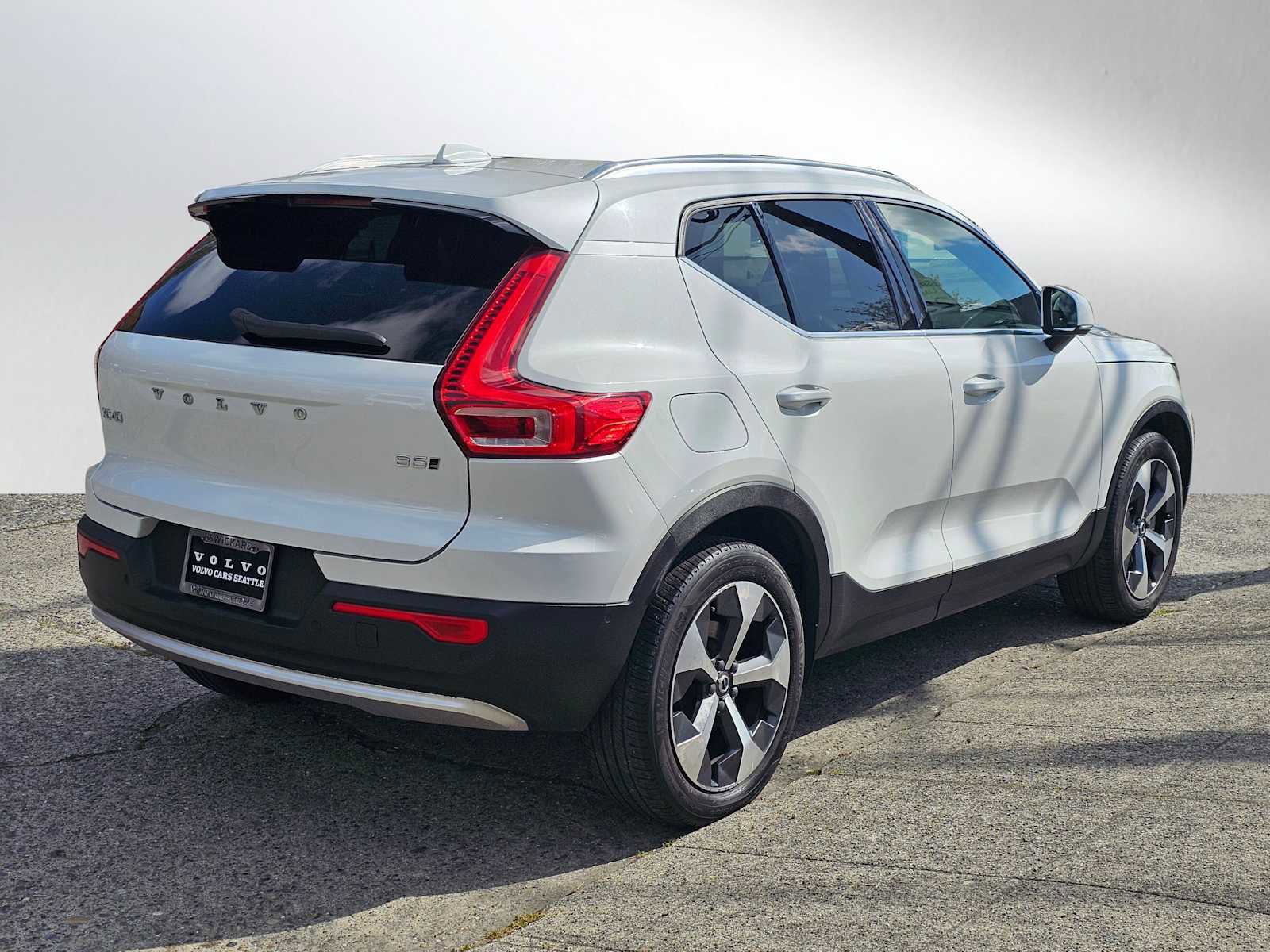 Certified 2023 Volvo XC40 B5 Plus w/ Driver Assist Package AWD/4WD image 3