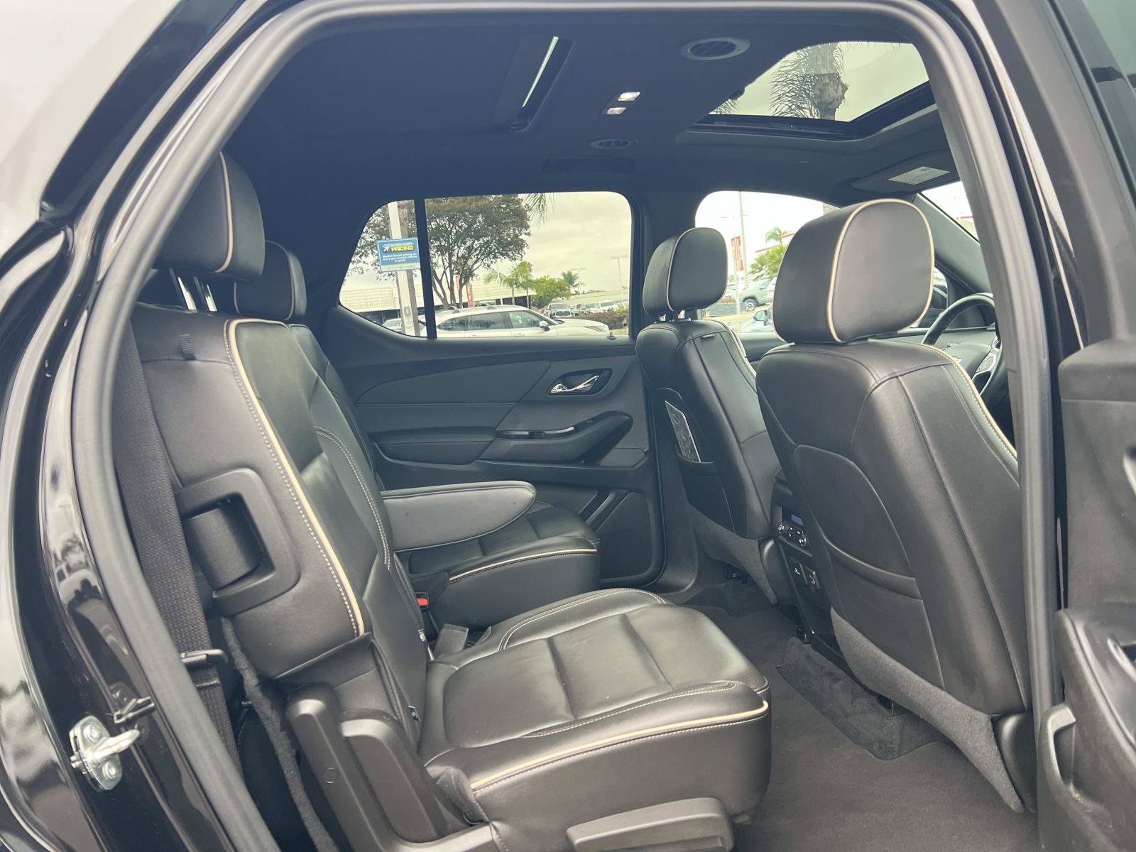 Used 2023 Chevrolet Traverse Premier FWD image 31