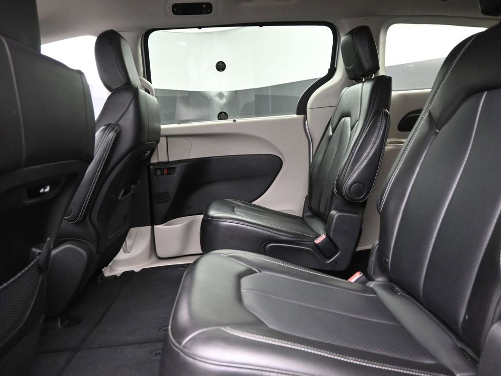 Used 2024 Chrysler Pacifica Touring-L image 10