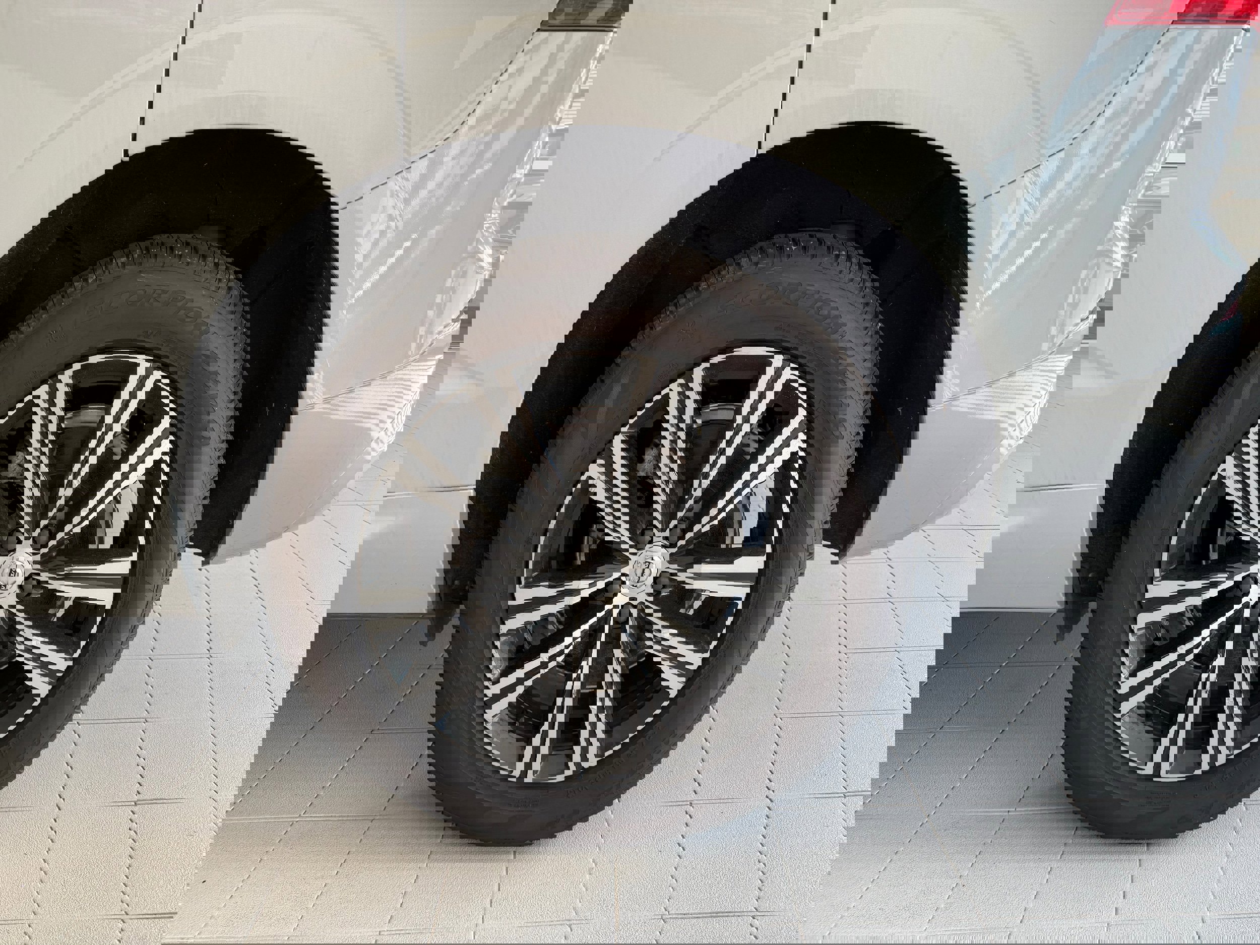 Certified 2022 Volvo XC60 B6 Inscription w/ Climate Package image 11