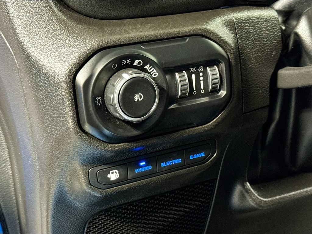 Used 2022 Jeep Wrangler Unlimited Sahara AWD/4WD image 27