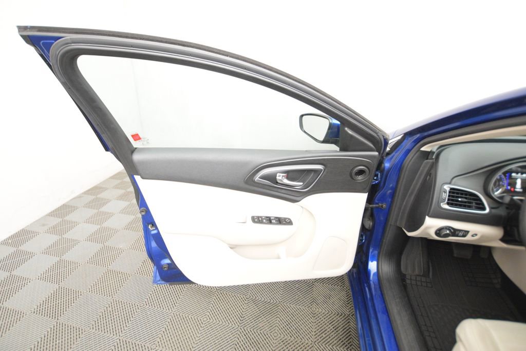 Used 2015 Chrysler 200 Limited image 9