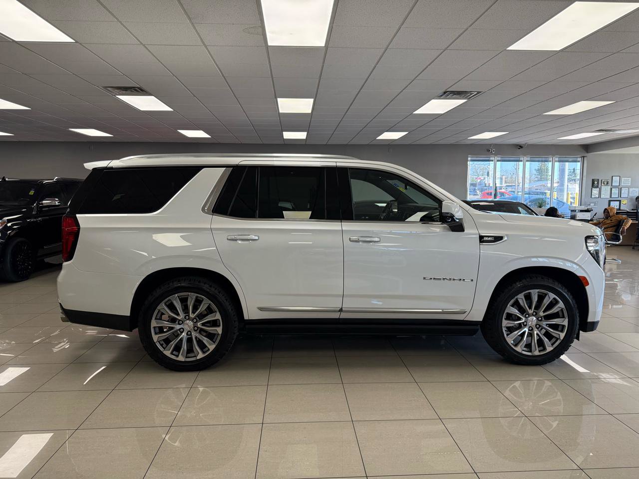 Used 2021 GMC Yukon Denali w/ Denali Premium Package image 3