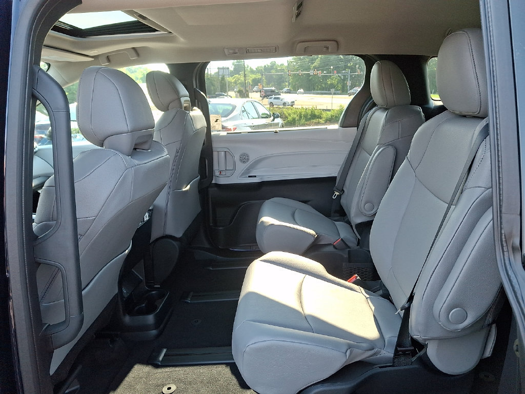 New 2026 Toyota Sienna XLE FWD image 5