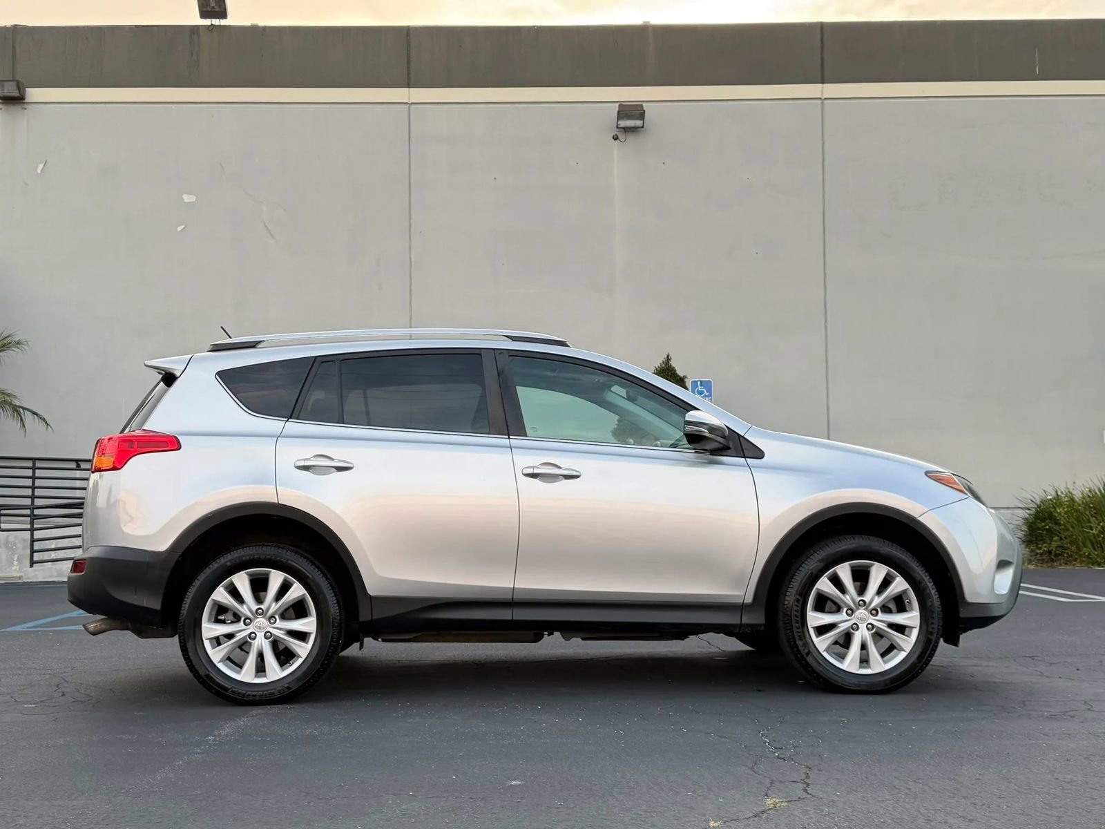 Used 2013 Toyota RAV4 Limited AWD/4WD image 3