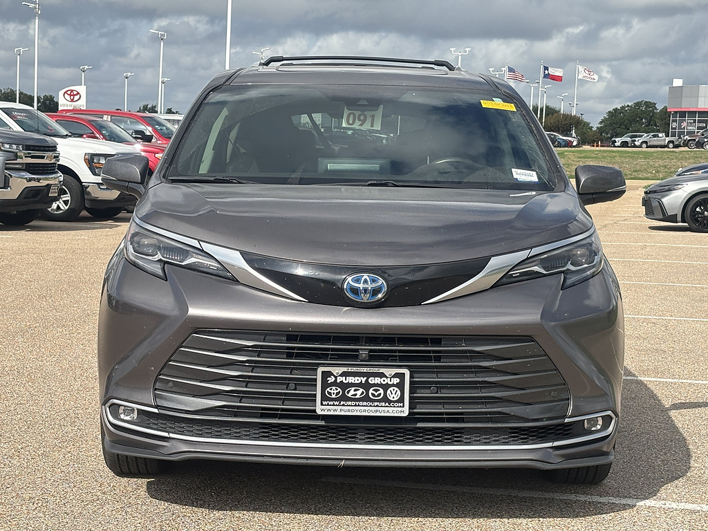 Used 2024 Toyota Sienna Platinum AWD/4WD image 3