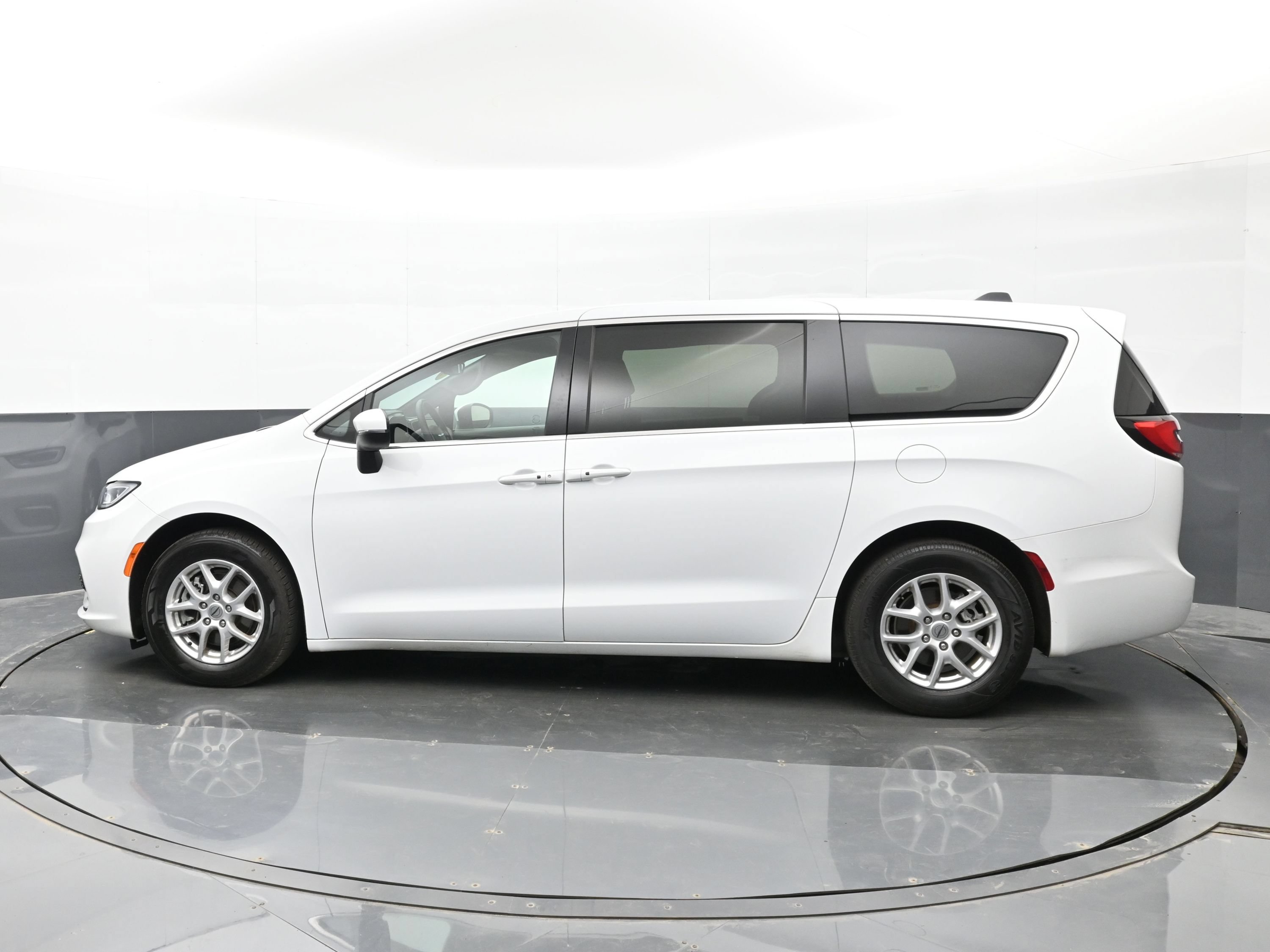 Used 2023 Chrysler Pacifica Touring FWD image 10