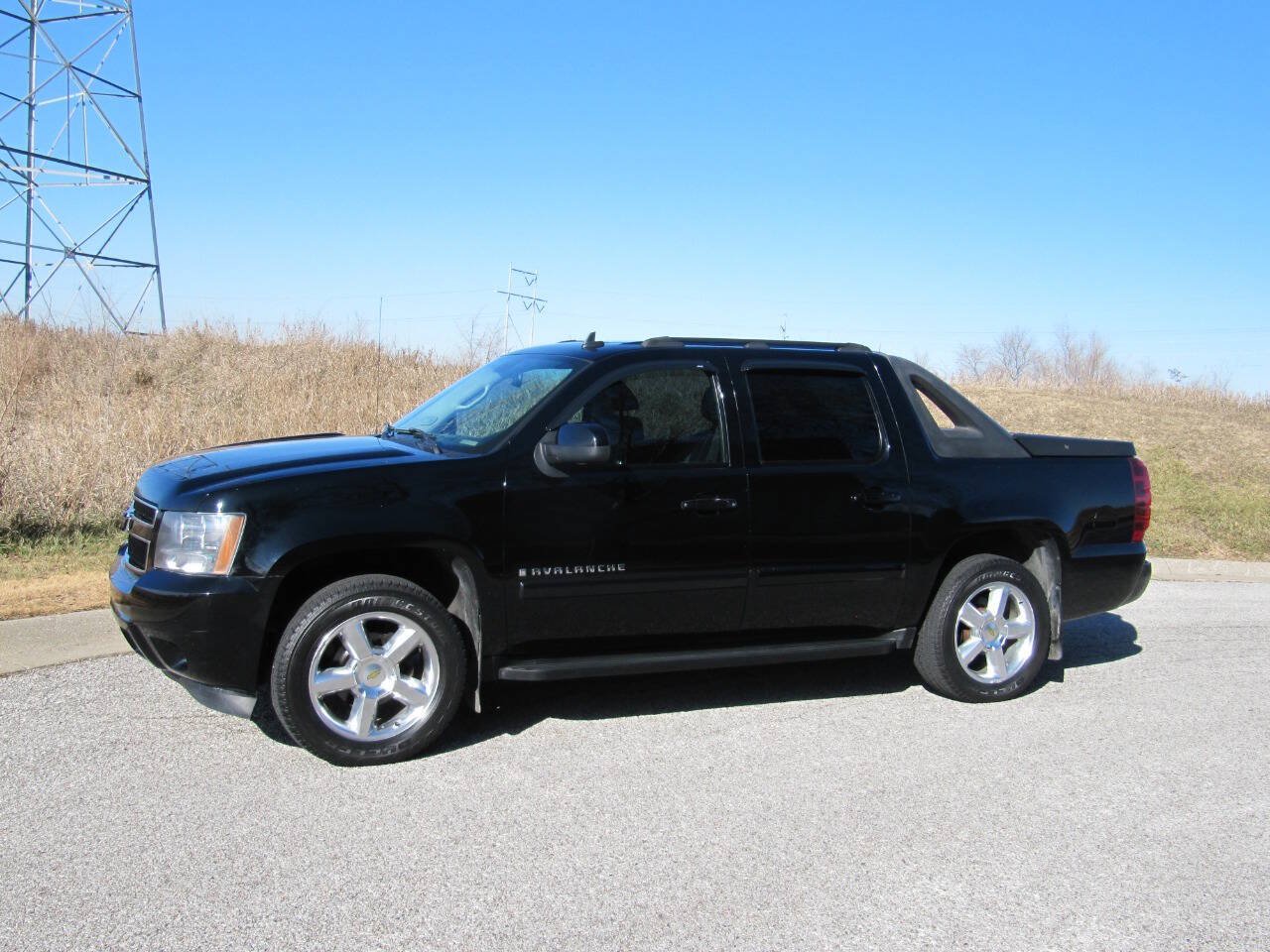 Used 2008 Chevrolet Avalanche LTZ w/ LTZ Preferred Equipment Group AWD/4WD image 2