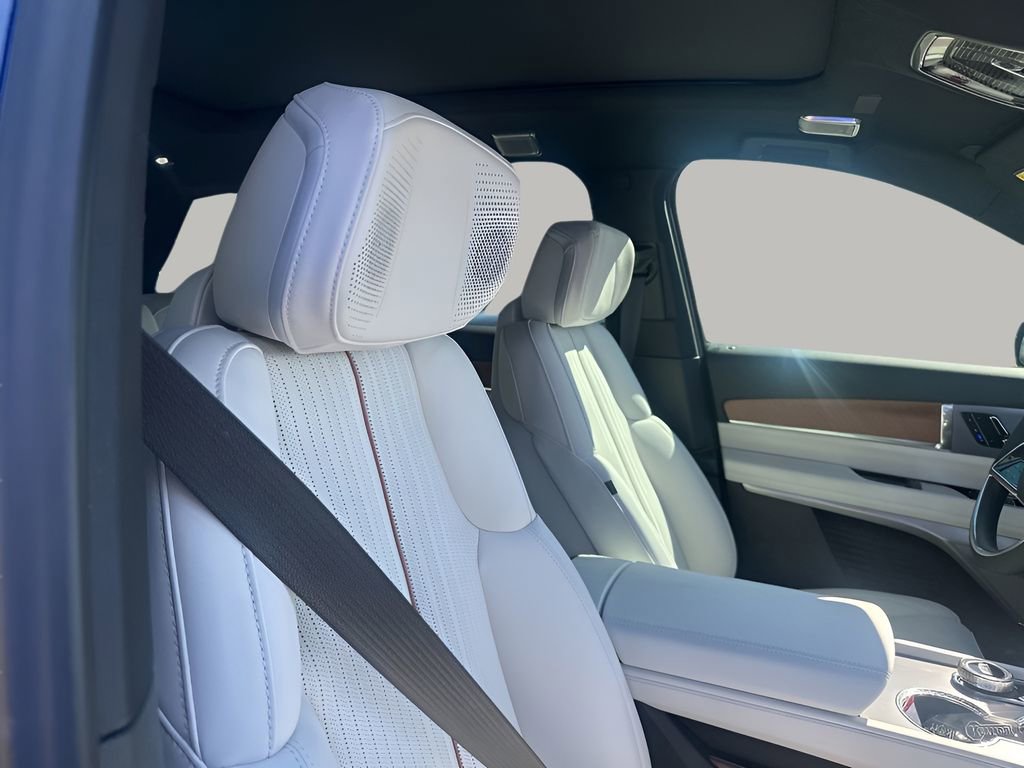 New 2026 Cadillac Vistiq Luxury w/ LPO, Floor Liner Package AWD/4WD image 15