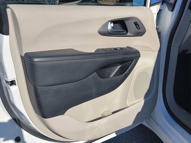Certified 2023 Chrysler Pacifica Touring-L image 13