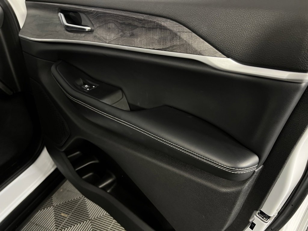 Certified 2024 Jeep Grand Cherokee L Limited w/ Luxury Tech Group II image 35